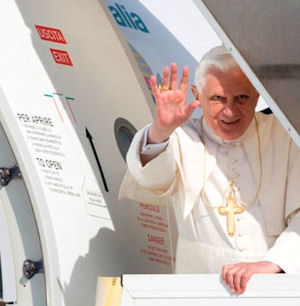 Papst Benedikt vorm Abflug